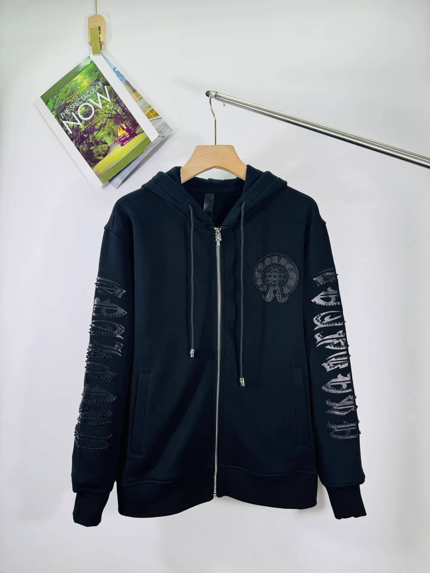 P340 top version, real shot without P, ​​different from market currency) 𝗖𝗵𝗿𝗼𝗺𝗲 𝗛𝗲𝗮𝗿𝘁𝘀/Cro Heart 2025 Rivets Autumn and Winter New Original Single Counter American Rivets 3D Three-dimensional Couple Casual Cardigan Sweatshirt 👑The highest version! Customized fabric 480g tripe terry fabric! American acid-washed and distressed original fabric with laser rivets. Best-selling model at the counter. Very comfortable to wear. Accessories: Original molded and authenticated collar label➕100% silk wash label. Genuine purchase-grade original hangtag➕matching hanging rope➕3D hanging beads➕original packaging bag. Craftsmanship: The original version has consistent wiring! The highest version of the armhole matching technique! Color: Black Size: S M L XL Style No.: 613
